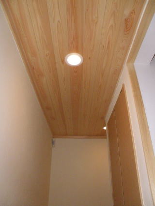 奈良県注文建築自然派住宅ヒノキ天然無垢材使用廊下天井