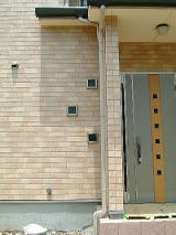 奈良県新築一戸建玄関付近明り取り飾り