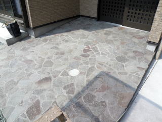 奈良県注文建築施工例石模様の玄関ポーチ