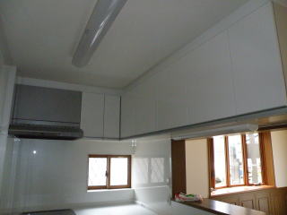 奈良県注文建築住宅施工例L型キッチン吊戸棚