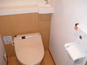 奈良県葛城市トイレタンクレス、手洗い付きリモコン操作洗浄器付き便器