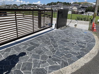 奈良県外構施工例門柱ロックガーデン・タイル敷