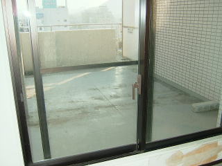 奈良県の広いタイプのマンションの格安リフォーム・改装：ベランダウッドテラス施行前