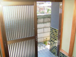 奈良県建物玄関全面リフォーム・改装・改築前玄関ドア